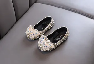 Detailansicht funkelnder Prinzessinnenschuhe für Mädchen mit Perlen und Strass