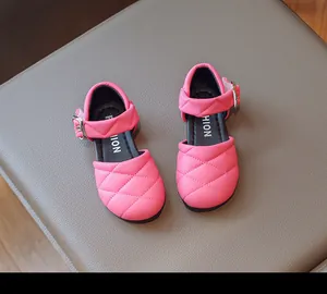 Scarpe da principessa trapuntate rosa acceso per bambina con cinturino a fibbia