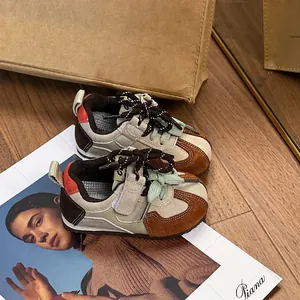 Detalle de cerca de zapatos de marcha retro para bebé en colores sobre fondo de estilo de vida