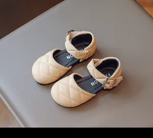 Eleganti sandali da bambina in pelle trapuntata beige con dettaglio fibbia alla caviglia