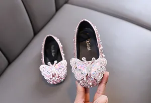 Nahaufnahme von rosa Prinzessinnenschuhen für Kleinkinder mit Glitzerschmetterling