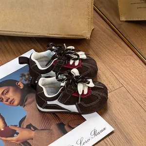 Detalle de zapatillas de primavera marrones para niños con suelas muy blandas
