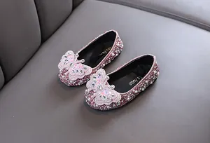 Detailansicht der rosa glitzernden Prinzessinnenschuhe für Mädchen mit Schmetterling
