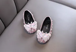 Detailansicht rosa Glitzer-Prinzessinenschuhe mit Strass-Schmetterling