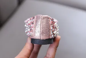Rückansicht von rosa Mädchen Prinzessin Schuhen mit Perlen und Strass