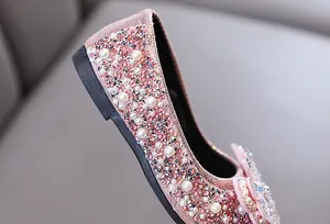 Nahaufnahme des rosa Prinzessinnenschuhs für Mädchen mit Perlen und Strasssteinen