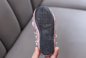 Detailansicht der rutschfesten Gummisohle für rosa Strass-Prinzessinenschuhe für Mädchen.