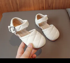 Eleganti scarpe Mary Jane in pelle trapuntata color crema per bambina con fibbia regolabile
