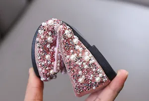 Detailansicht der extremen Flexibilität und weichen Sohle der rosa Strass-Mädchenschuhe