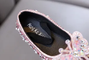 Detailansicht der rosa Strass-Prinzessinnenschuhe für Mädchen mit feinen Perlenakzenten