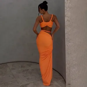 Rückansicht eines sexy orangefarbenen zweiteiligen Sets mit Top und langem Rock