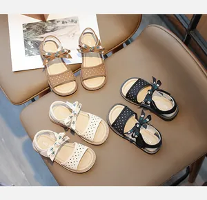 Colección de sandalias de lunares para niñas con lazos en colores negro, marrón y beige