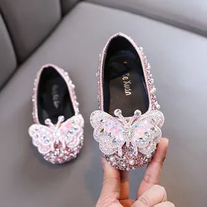 Elegante funkelnde rosa Mädchen Prinzessin Schuhe mit Perlen und großem 3D Schmetterling