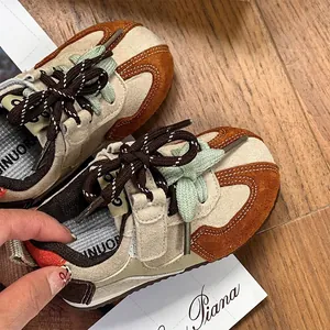 Elegantes zapatos para bebés con suela blanda y paneles de ante marrón estilo retro