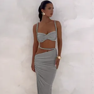 Sexiges graues rückenfreies Camisole und Bodycon-Maxirock-Zweiteiler mit Seilträgern.
