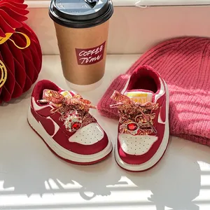 Sneakers invernali calde rosse e bianche per bambini con nastri decorativi e gemme