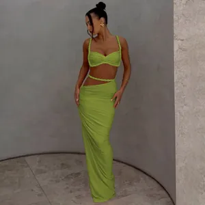 Limegrünes zweiteiliges Set mit rückenfreiem Top und Maxirock mit Ausschnitt-Detail