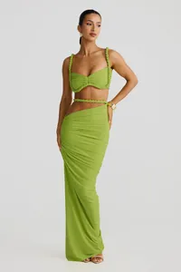 Sexuelles limetten-grünes Set aus gerafftem Crop-Top und langem Maxirock mit Schlitz