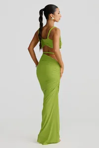 Detailansicht hinten: sexy limettengrünes rückenfreies Crop-Top und geraffter Rock-Set.