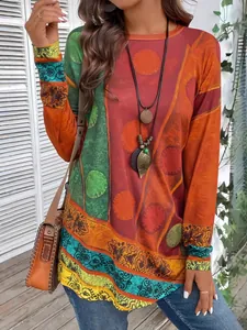 Kleurrijke dames top met lange mouwen in etnische stijl met boho mandala print.