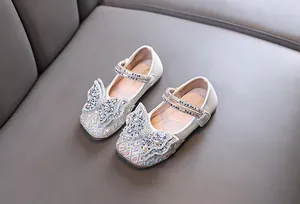 Elegantes zapatos blancos de princesa para niñas con detalles de mariposa en diamantes