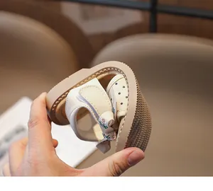 Detalle que muestra la suela blanda y flexible de las sandalias beige de lunares