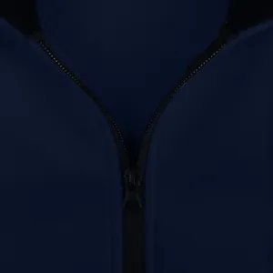 Λεπτομέρεια του φερμουάρ και του υφάσματος fleece σε μπλε φούτερ με κουκούλα