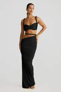 Detailansicht eines schwarzen sexy gerafften Zweiteilers mit Crop-Top und Maxirock