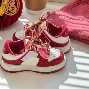 Scarpe primi passi per bambini foderate in pile nel festoso design rosso e bianco