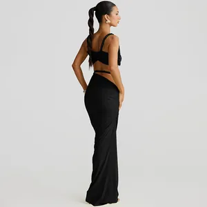 Seitenansicht von einem sexy rückenfreien schwarzen Top und passendem Maxirock-Set Damen