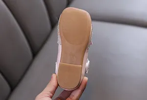 Primer plano detallado de la suela de goma antideslizante para zapatos planos rosa de princesa