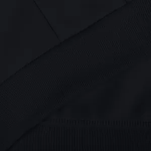 Κοντινό πλάνο μαύρου φούτερ με επένδυση fleece, με ραβδωτές μανσέτες και λεπτομέρειες.