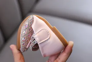 Primer plano de la suela blanda de zapatos de princesa rosa para niñas con decorado strass