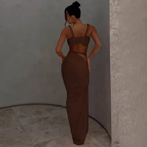 Rückenansicht eines sexy dunkelbraunen rückenfreien Camisole-Tops und Bodycon-Rock-Sets