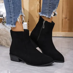 Detailansicht von schwarzen Damen-Wildlederstiefeletten mit Reißverschluss und Blockabsatz