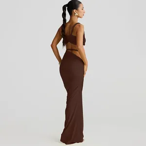 Elegantes braunes rückenfreies Crop-Top mit gerafftem Bodycon-Maxirock für Damen.