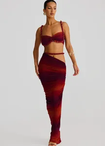 Ganzkörperansicht eines Modells in einem lila Mesh-Crop-Top und engem Maxirock-Set
