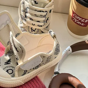 Nahaufnahme von Kinderfreizeitschuhen mit weicher Sohle, Materialdetails und Aufdruck