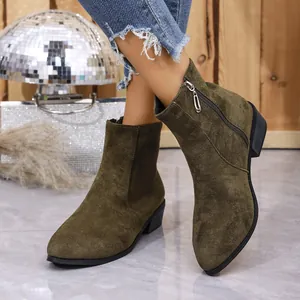 Modische olivgrüne Ankle Boots aus Wildleder mit Reißverschluss und Blockabsatz für Damen