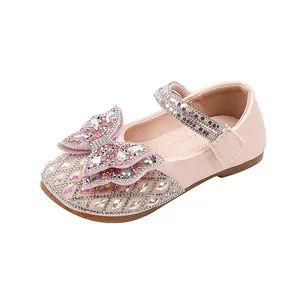 Elegantes zapatos de princesa rosas para niñas con un gran lazo de brillantes diamantes