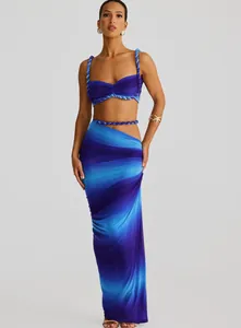 Zweiteiliges Set aus Rock in Blau-Violett-Verlauf mit Mesh-Textur und Kordelträgern.