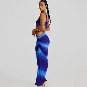 Elegante Seitenansicht eines sexy blau verlaufenden Zweiteilers mit gerafftem Maxirock.