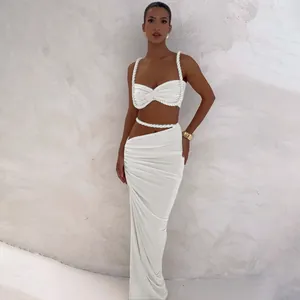 Elegantes weißes zweiteiliges Set mit kurzem Camisole und gerafftem Maxirock