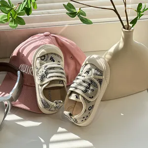 Nahaufnahme der Kinder-Graffiti-Schuhe mit weicher Sohle und Klettverschluss-Design