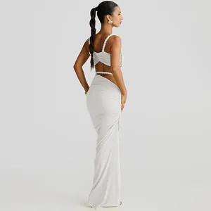 Seitenansicht: elegantes weißes rückenfreies Camisole-Top und geraffter Maxirock.