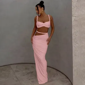 Vollansicht eines pinkfarbenen zweiteiligen Sets mit Camisole und gerafftem Maxirock