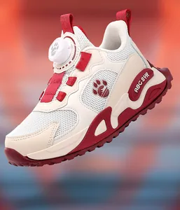 Détail d'une chaussure de sport respirante pour enfant avec accents rouges et laçage rotatif