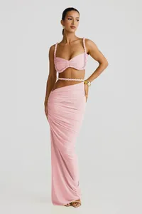 Elegantes zweiteiliges rosa Set mit geflochtenem Crop-Top und gerafftem Maxirock.