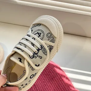 Detailansicht der Kinder Leinenschuhe mit GinuO Aufdruck und flexibler weicher Sohle