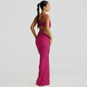 Detailansicht eines sexy magentafarbenen rückenfreien Camisole- und Bodycon-Rock-Sets.